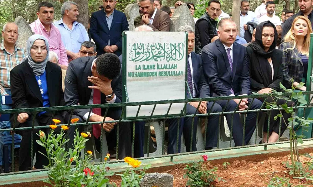 Kozan Belediye Başkanı mazbatasını alıp, mezarlıkta gözyaşlarına boğuldu