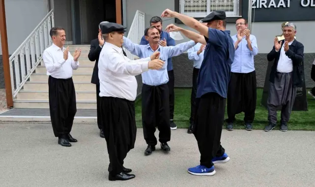 Adana şalvarının tescillenmesini davul zurna ile kutladılar