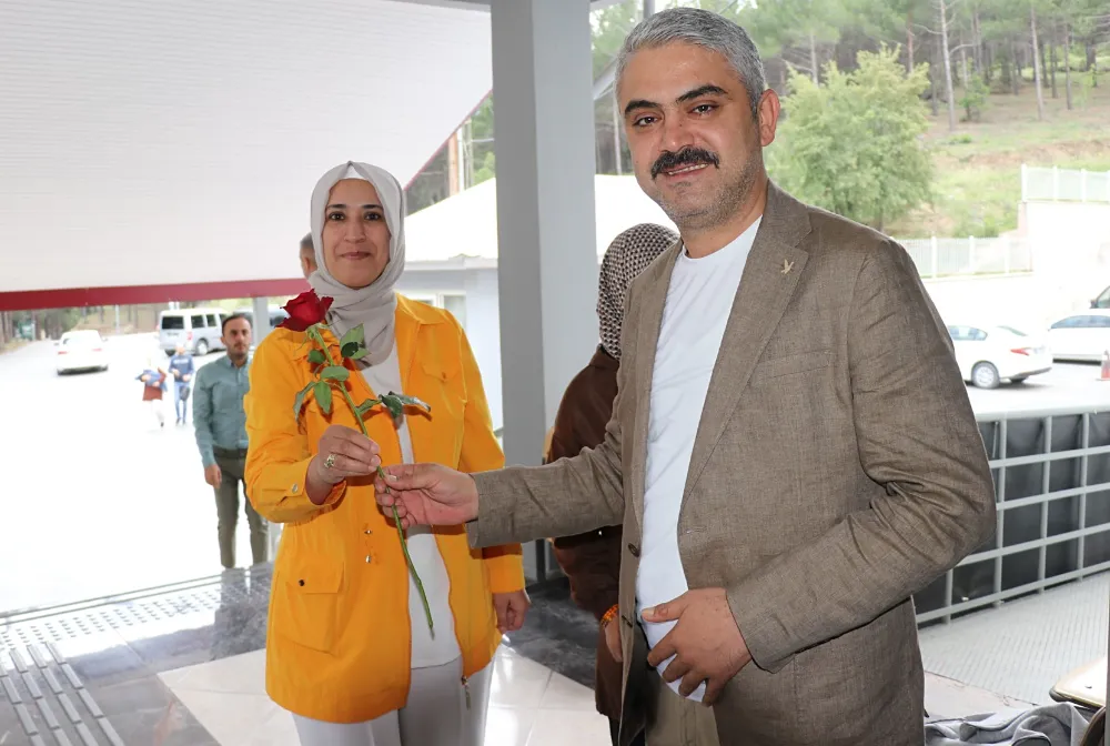 Başkan Ali Avan’dan Hemşirelere Gül Jesti
