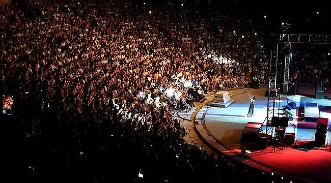 Pahalılık ünlü isimleri de vurdu. Konserler tek tek iptal edildi! Sadece 8 bilet satıldı