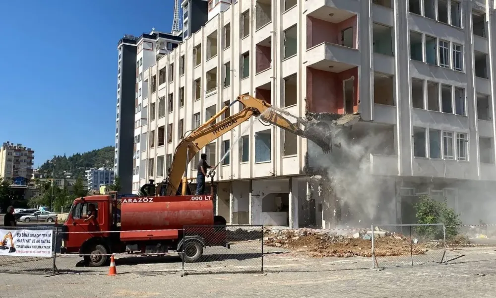 Adana’da Hasarlı Binalar Yıkılıyor...