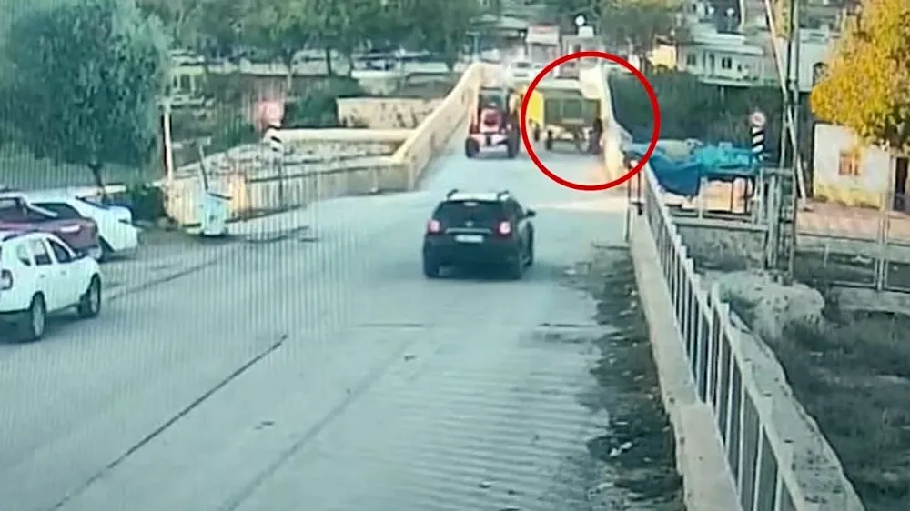 Traktörden ayrılan römorkun çarptığı yaya öldü