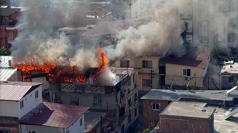 Adana’da 3 katlı ev yanarak kullanılamaz hale geldi