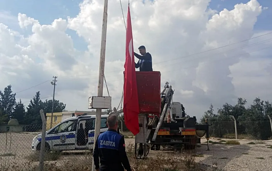    Yumurtalık Belediyesi, tüm mahallelerdeki bayrakları yeniledi...
