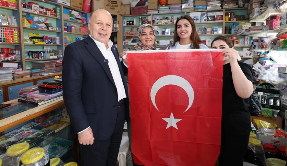 Yüreğir Belediyesi esnafa Türk bayrağı dağıttı…