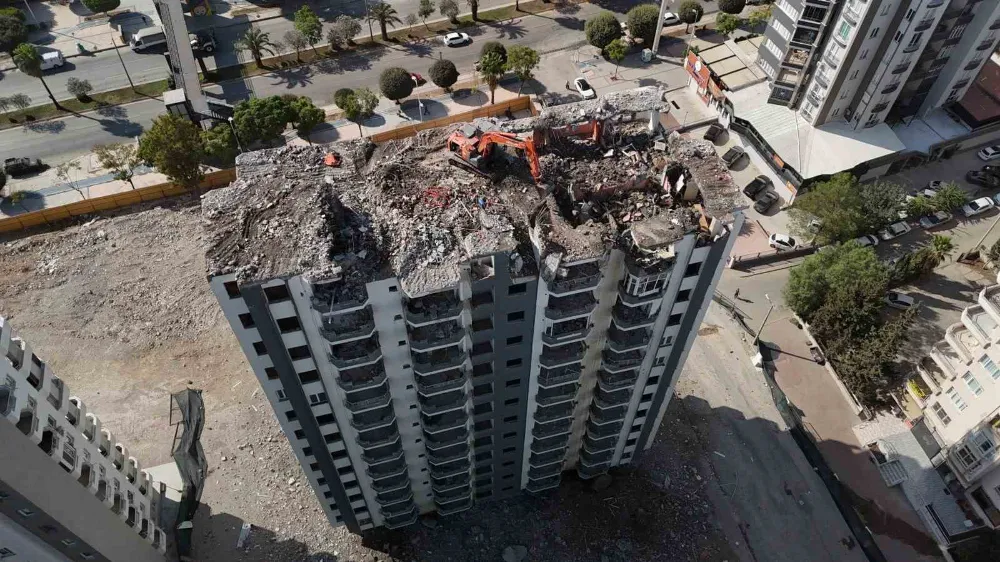 Depremde hasar gören binaların yıkımı vatandaşlara o günleri hatırlatıyor
