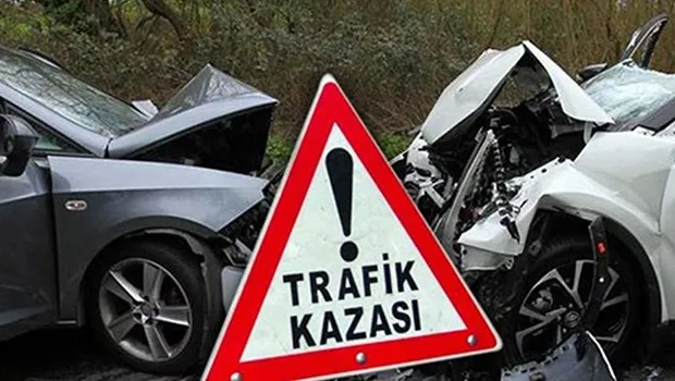 İki hafif ticari araç çarpıştı: 1 ölü, 2 yaralı
