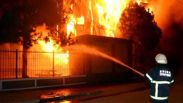 Kozan’da ikamet yangını: 4 kişi dumandan etkilendi