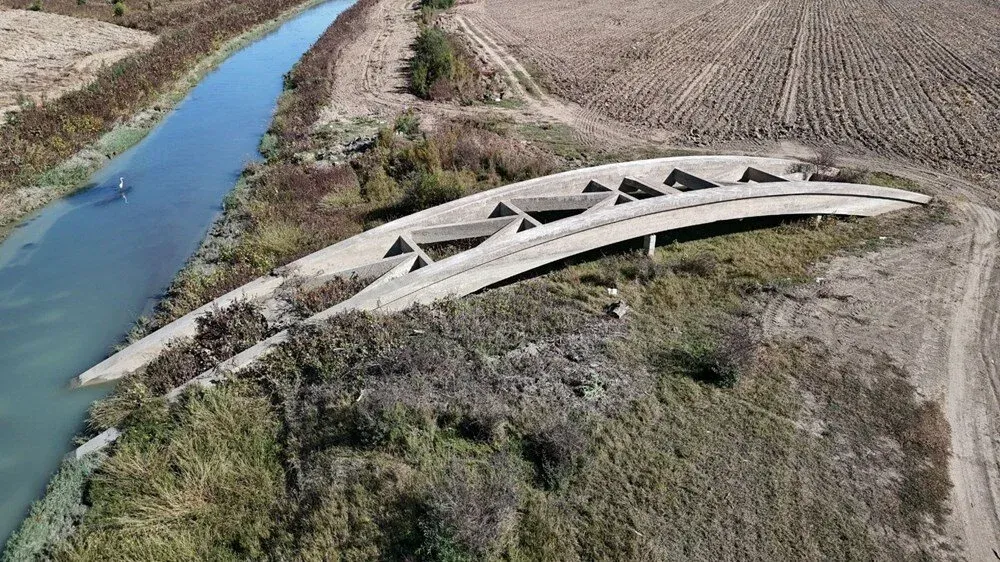 Seyhan Baraj Gölü’nde sular çekilince eski köprü ortaya çıktı