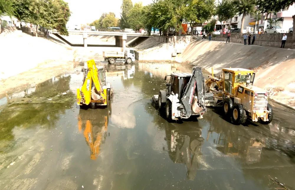 ASKİ, Sarıçam Deresi’nde Biriken Atıkları Temizledi