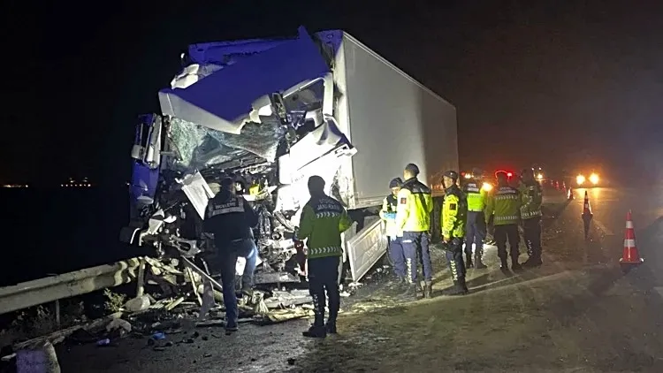 TIR, emniyet şeridinde park halindeki otobüse çarptı: 14 yaralı