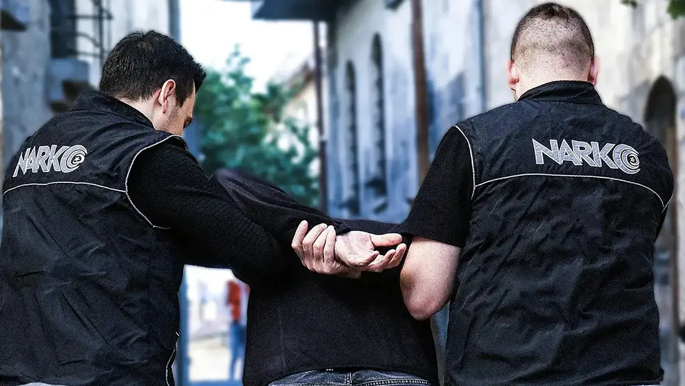 Otomobilde yüzlerce uyuşturucu hap ele geçirildi