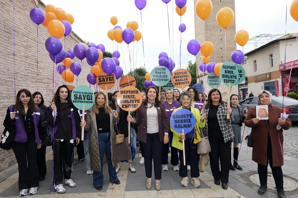   Kadınlar şiddetsiz bir dünya için fidan dikti,  balon bıraktı...