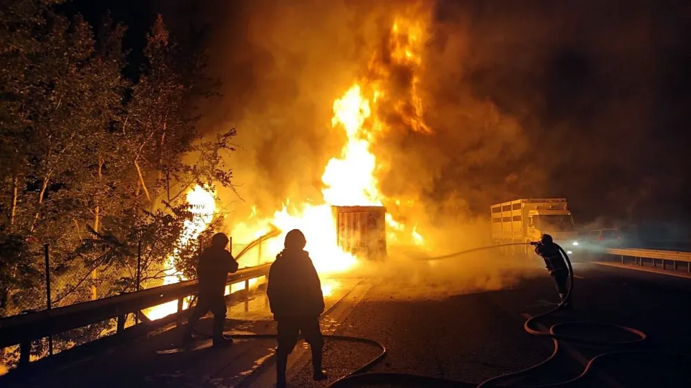 Otoyolda tır alev alev yandı...