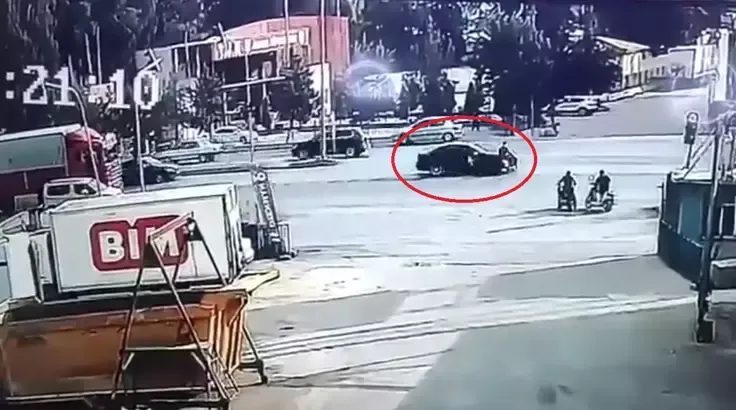 Kırmızı ışıkta geçen otomobil ile çarpışan motosikletin sürücüsü ağır yaralandı