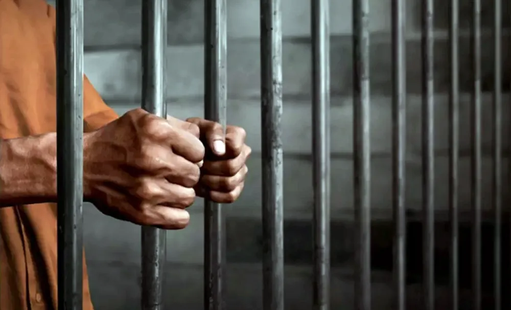 Başını otomobile çarptığı kızını, yere fırlatan baba tutuklandı...