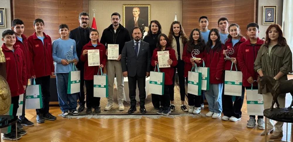Başkan Uludağ, Dünya derecesi getiren gençleri makamında ağırladı