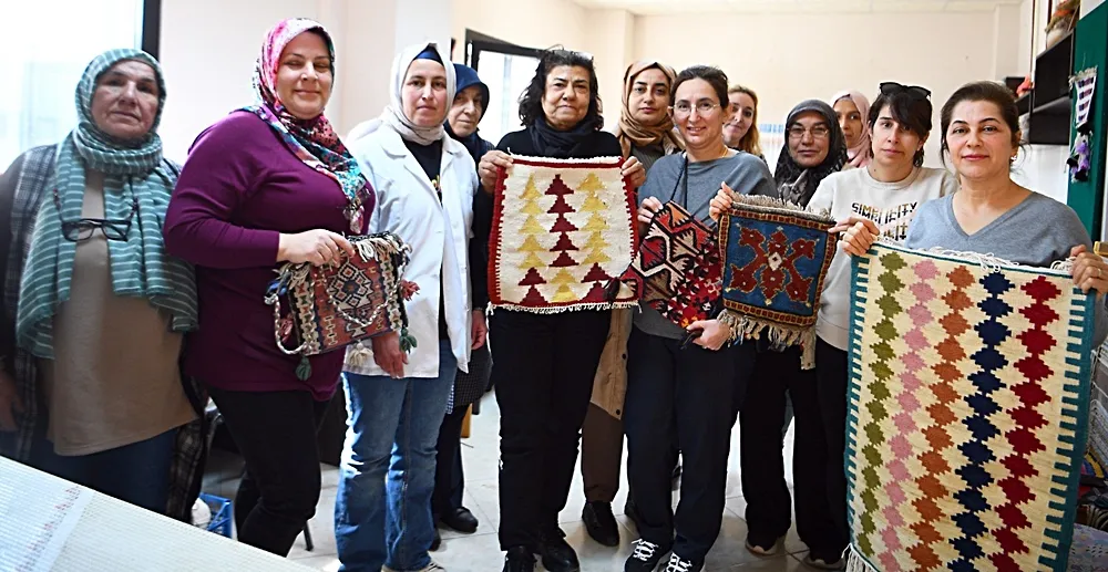 Çukurovalı kadınlara kilim dokuma kursu
