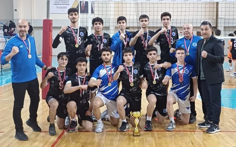 Seyhanlı genç ve küçük erkek voleybolcular Adana şampiyonu oldu