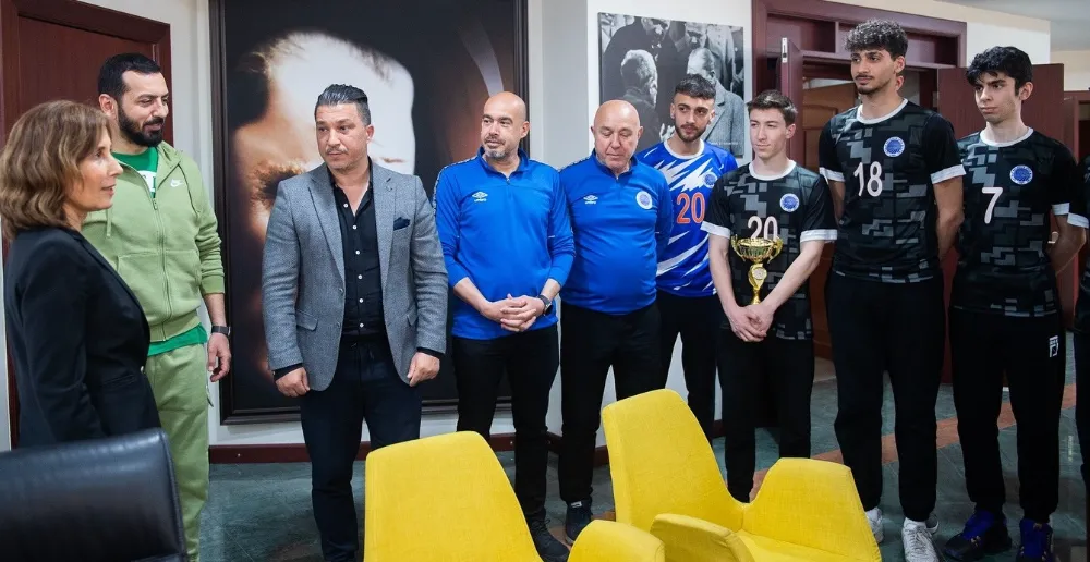 Seyhan Belediyesporlu voleybolculardan Başkan Tekin’e üç kupa