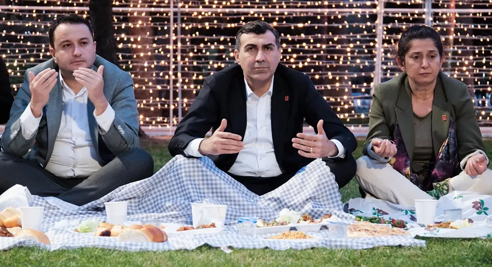 CHP Adana il örgütü yeryüzü sofrası iftarı düzenledi