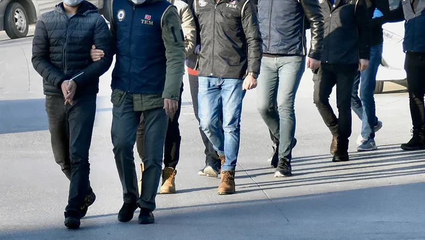Cephanelik gibi ev: 22 adet tabanca ele geçirildi