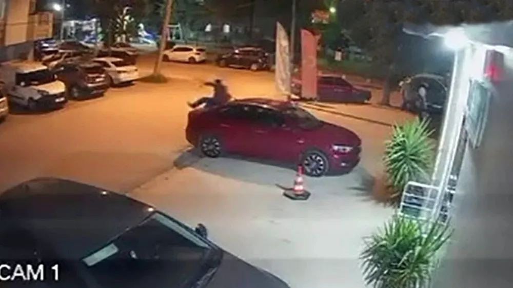 Otomobili tekmeleyip yumrukladı, yetmedi üzerine çıkıp zıpladı