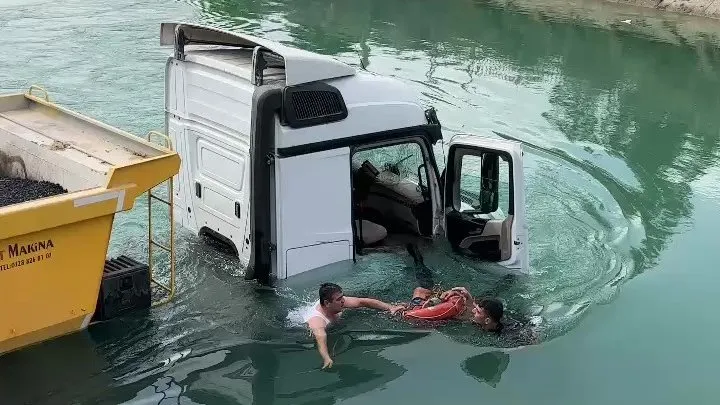 Adana’da tır sulama kanalına düştü, 2 kişi kurtarıldı