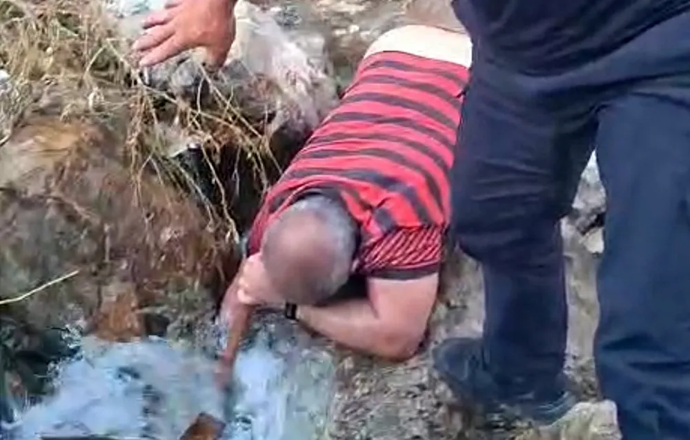 Adana’da ilginç olay: Su altında kolu iki kaya arasına sıkıştı...