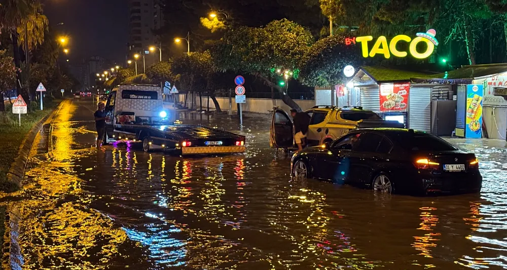 Adana’da sağanak yağış hayatı olumsuz etkiledi...