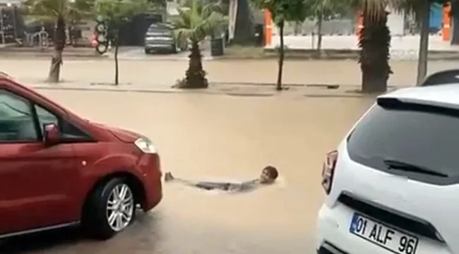 Adana’da yağmur hayatı felç etti: Kimi yüzdü kimi mahsur kaldı