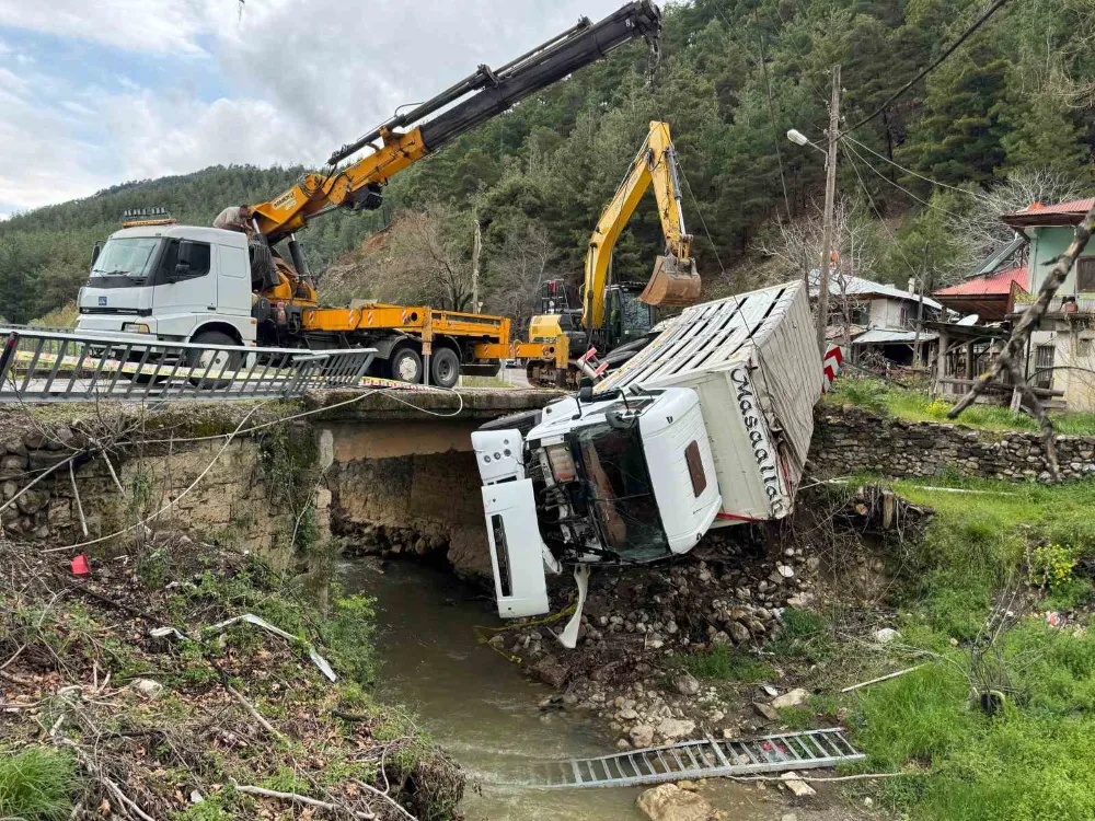 Kamyon köprüden düştü, sürücü yaralandı..