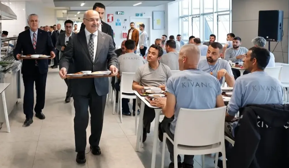 Vali Köşger işçilerle aynı sofrayı paylaştı