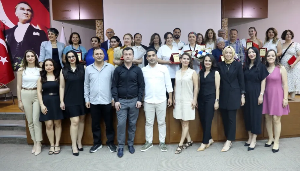 Meslekte 25 yılını dolduran hemşirelere plaket verildi