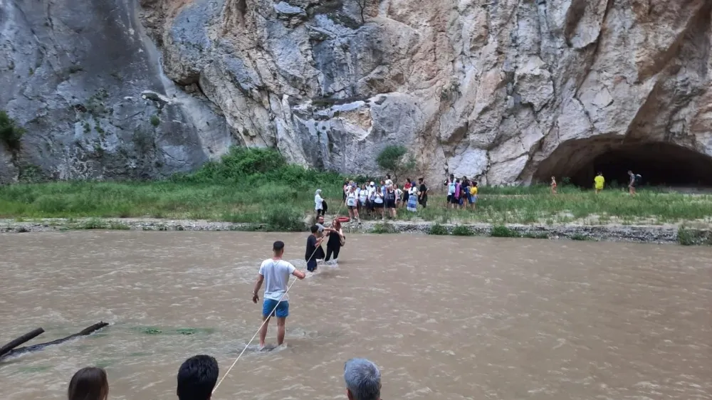 Su seviyesi yükselince kanyonda mahsur kalan 35 vatandaş kurtarıldı