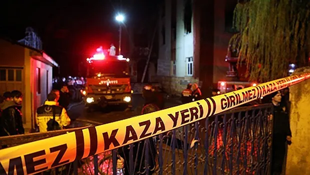 Kontrolden çıkan otomobil refüjde asılı kaldı: 5 yaralı