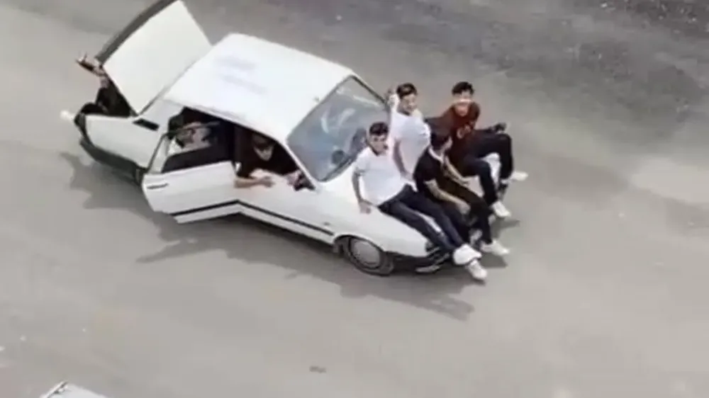  Otomobil bagajında ve kaputunda tehlikeli yolculuk 