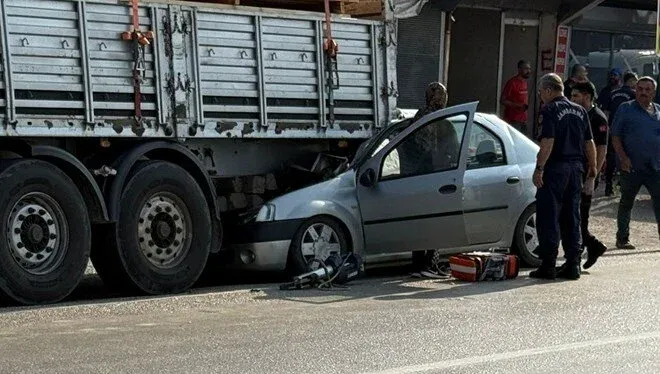 Otomobil, kamyona arkadan çarptı: 1 ölü, 1 yaralı