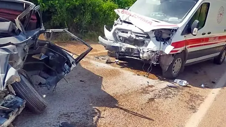 Ambulans ile otomobil çarpıştı: 1 ölü, 4 yaralı