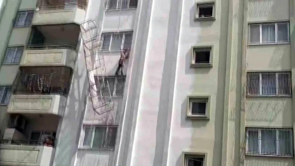 İskelenin halatı koptu, işçi ölümden döndü...