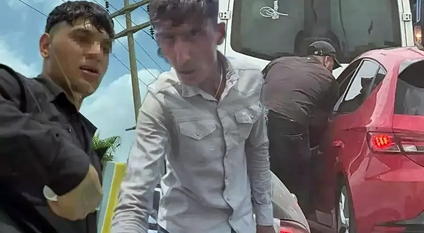 Trafikte cam silen gençler artık zorla kapıları açıp para istiyor