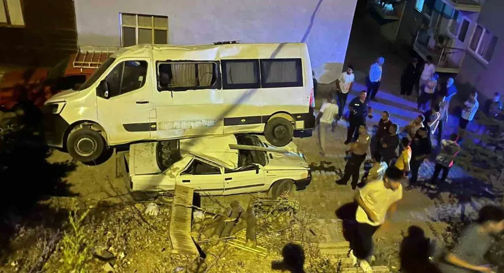 Freni boşalan minibüs, bir otomobilin üzerine düştü!