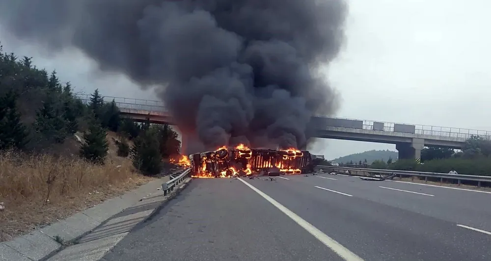 Otobanda Elyaf Yüklü TIR Yandı...