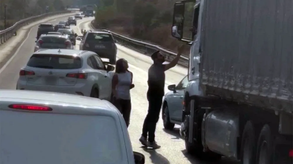 Otoyolda trafik terörü, yol kesip sürücüyle tartıştılar...