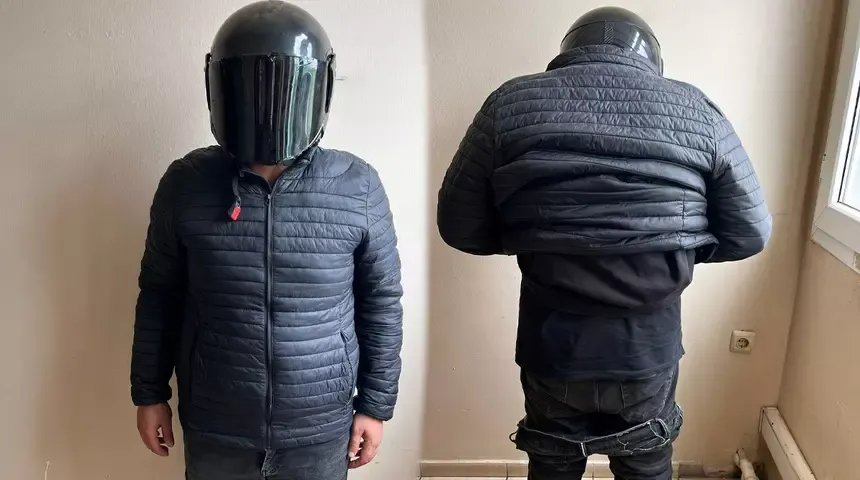 Adana sıcağında montla trafiğe çıkınca polise yakalandı