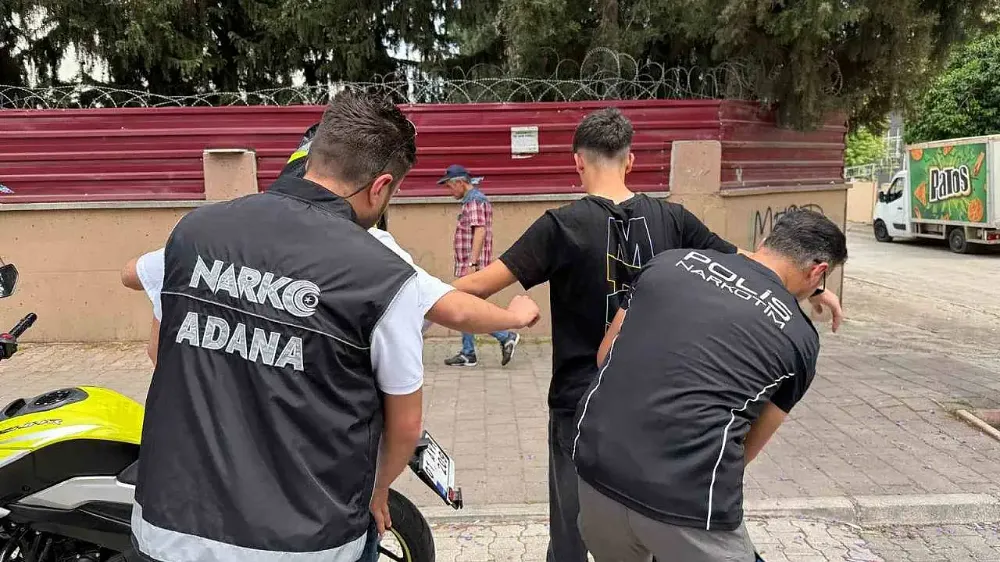 Adana’da narkotik polisleri okul önlerinde görevde