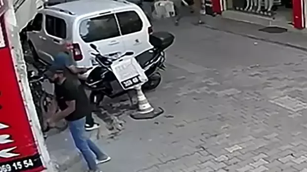 Silahları tutukluk yapınca otoparka saldırıdan vazgeçip kaçtılar