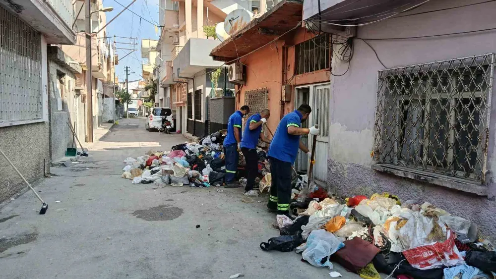 Adana’da çöp evden 2 kamyonet atık çıktı...