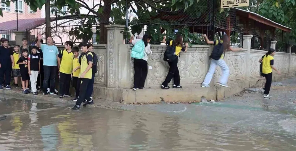  Kozan’da fırtına ve yağmur etkili oldu