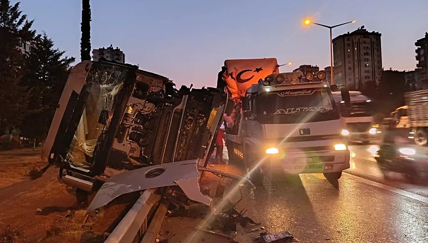 Adana'da zincirleme trafik kazası! Üç kişi ölümden döndü...